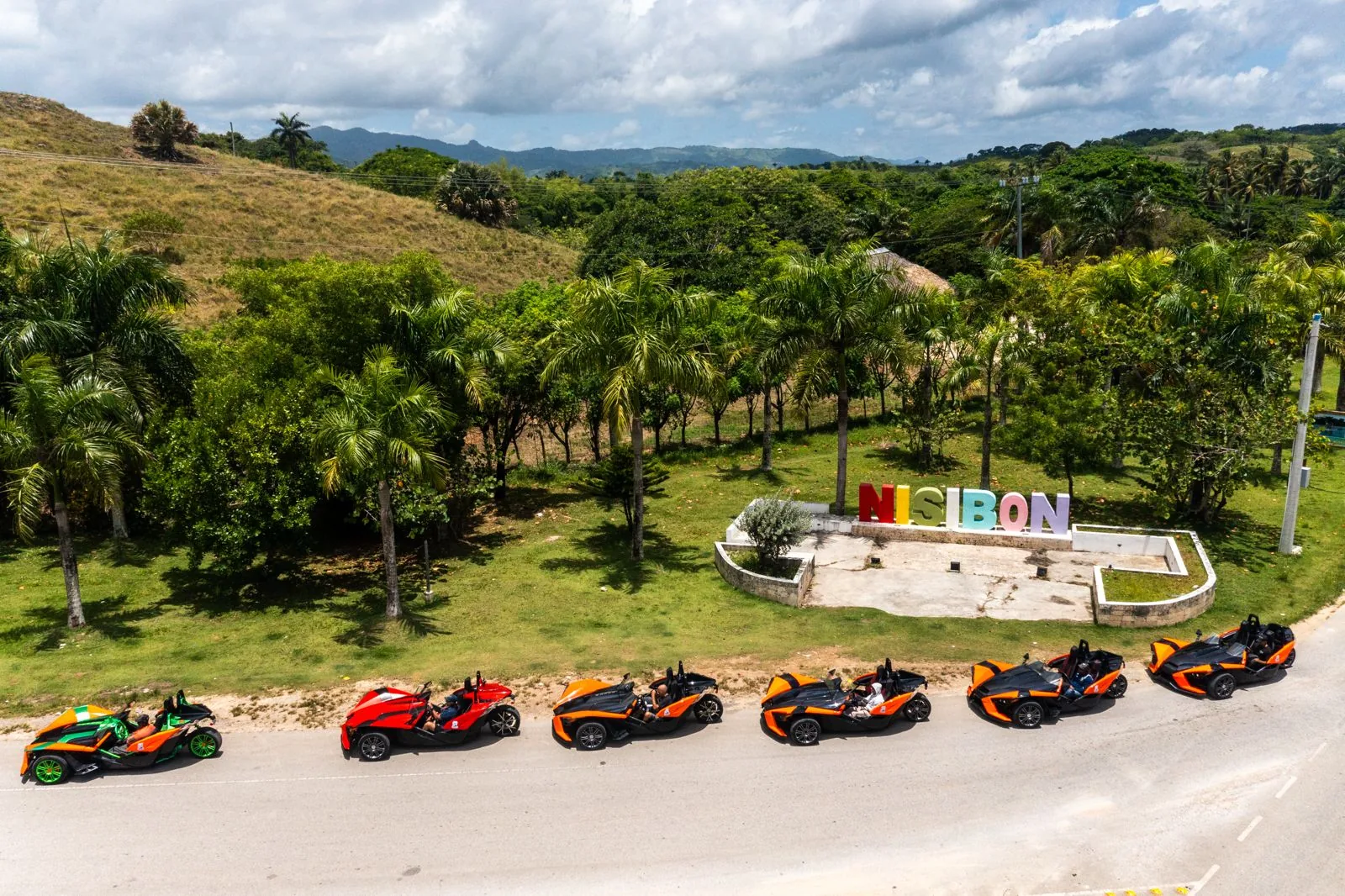 Slingshot convoy beside the colorful Nisibón sign